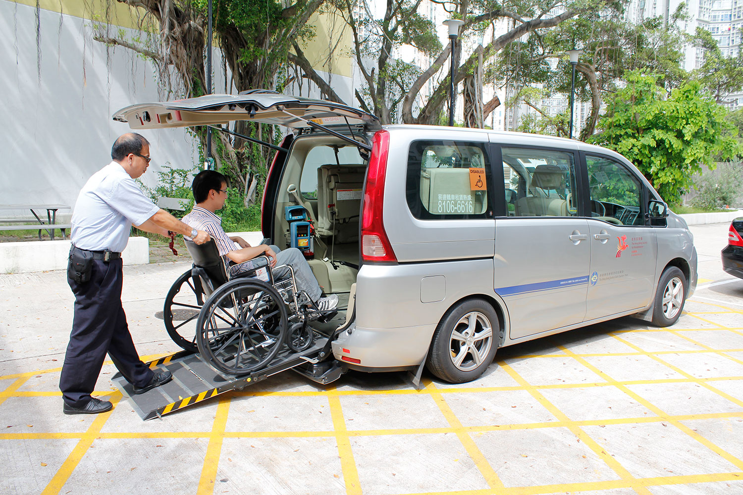 易達轎車相片