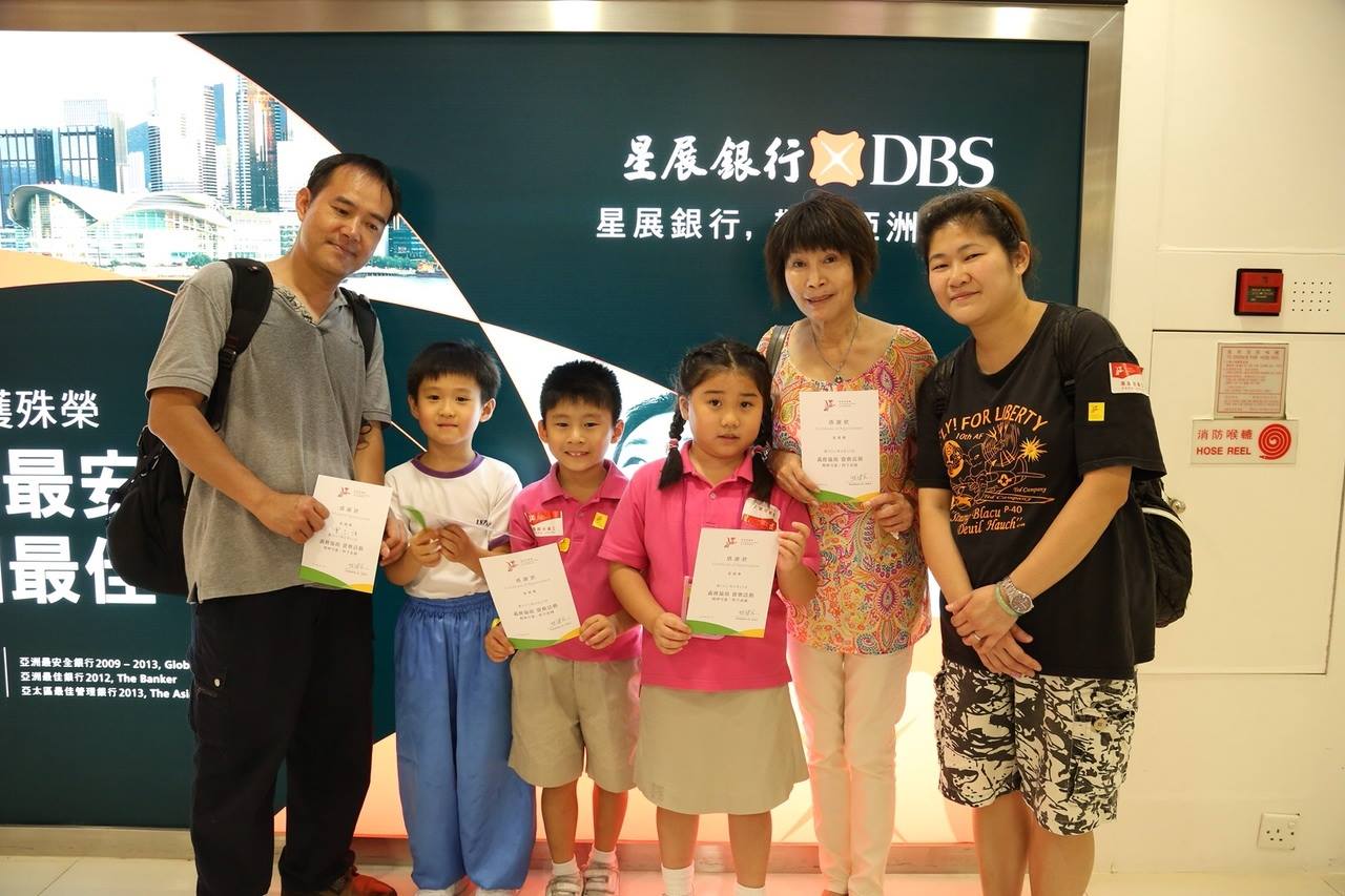 香港复康会| 香港復康會義工賣旗籌款的照片