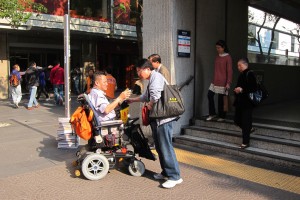 香港復康會義工賣旗籌款的照片