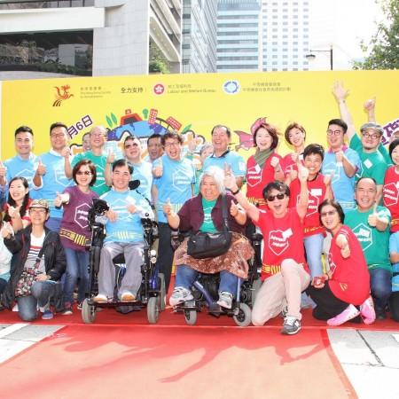 「無障行者2016」以殘疾人士一天的生活為題，由香港復康會連同多個長期病患組織合力舉辦，近400名市民參與落區體驗活動，親身感受殘疾人士遇到的不便。