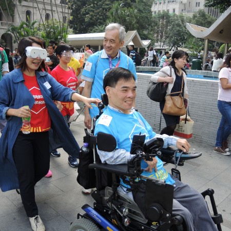 嘉賓體驗活動中，立法會議員劉小麗(左）帶上特製眼罩模擬青光眼患者