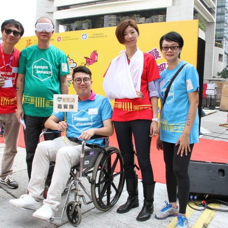 立法會議員劉國勳需要以輪椅使用者及立法會議員容海恩以中風人士半邊身行動不便去完成任務。