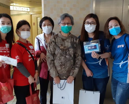 鴻福堂及香港寬頻義工隊探訪患有糖尿病的凌女士。凌女士家中只剩下約十個口罩，之前更 需要重複使用口罩才能外出，因此收到防疫物資後可暫時鬆一口氣。