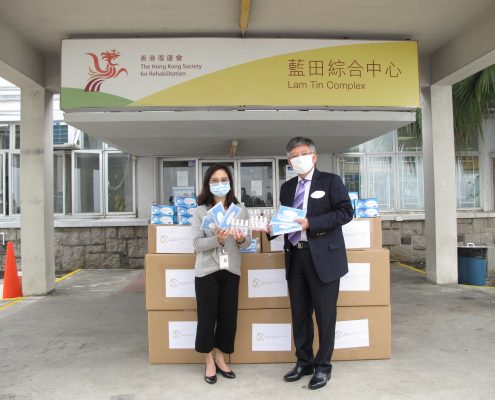 瑞林國際合作有限公司行政總裁張憲林先生（右）親自將2萬個口罩及1000支消毒酒精噴霧送抵香港復康會，香港復康會總裁梁佩如博士（左）代表接收。
