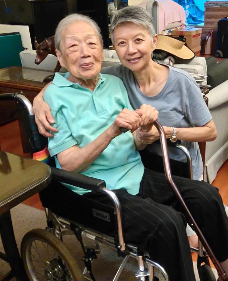 Bonnie（右）珍惜和媽媽（左）相處的日子，亦非常感謝復康會沿途向她們提供的協助。
