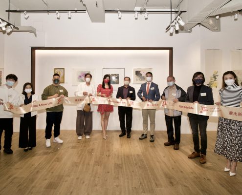 香港復康會主席張偉良先生（右五）、總裁梁佩如博士（左二）、和機構傳訊及籌募委員會主席司徒永富博士（右二）連同一眾參展畫家及贊助者，包括趙祥誠先生Ben（左一）、徐智勇先生(小肥)（左三）、舒崇雲老師（左四）、朱潔儀小姐（左五）、楊于銘先生（右四）、陳勉良先生（右三）及李佳芯小姐（右一）剪綵，為畫展拉開序幕。