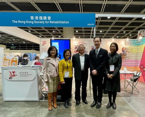 社聯主席陳智思先生（圖右二）在活動當日一早到來，參觀了香港復康會的攤位，並了解我們在為病人能夠得到更好的康復照顧了解情況。